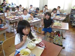 1年生給食の様子