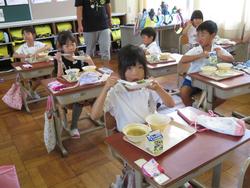 1年生給食の様子