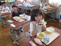 1年生給食の様子