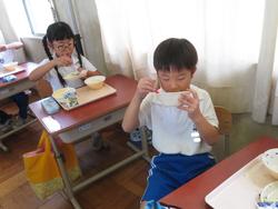 1年生給食の様子