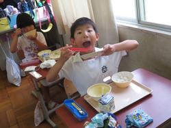 1年生給食の様子