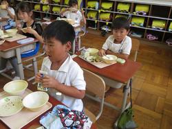 1年生給食の様子