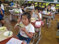 1年生給食の様子