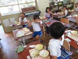 1年生給食の様子
