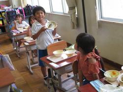 1年生給食の様子