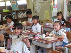 1年生給食の様子
