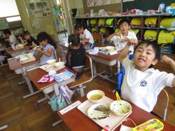 1年生給食の様子