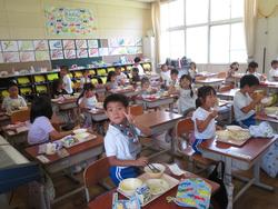 1年生給食の様子