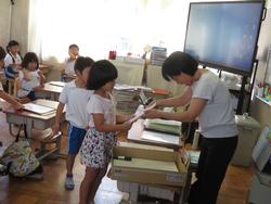 1年生通知表手渡し