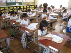 1年生通知表手渡し