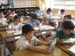 2年生通知表手渡し