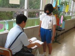 4年生通知表手渡し