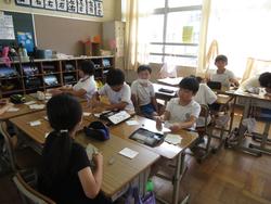 4年生通知表手渡し