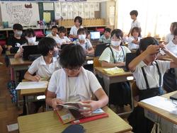 6年生通知表手渡し