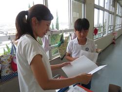 6年生通知表手渡し