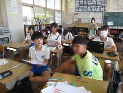 6年生通知表手渡し