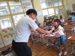 1年生通知表手渡し
