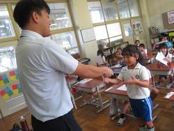 1年生通知表手渡し