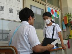 6年生通知表手渡し