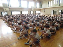 体育館に集まった全校生