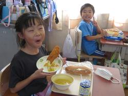1年生給食の様子
