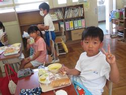 1年生給食の様子