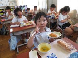 1年生給食の様子