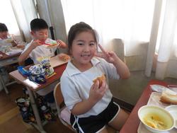 1年生給食の様子