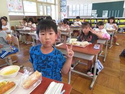 1年生給食の様子