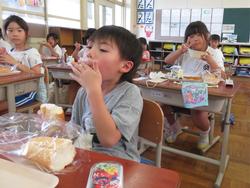 1年生給食の様子