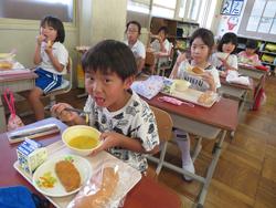 1年生給食の様子