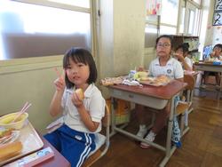 1年生給食の様子