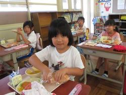 1年生給食の様子