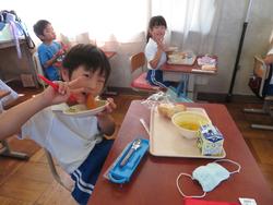 1年生給食の様子