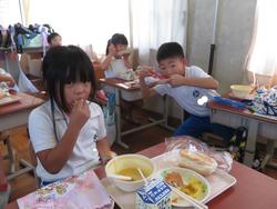 1年生給食の様子