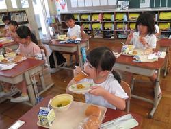 1年生給食の様子