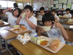 3年生給食の様子