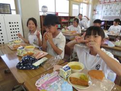 3年生給食の様子