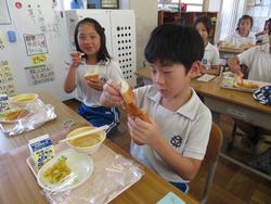 3年生給食の様子