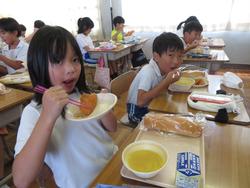 3年生給食の様子