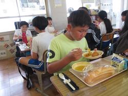 6年生給食の様子