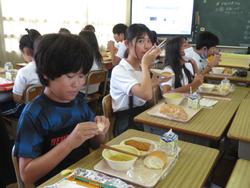 6年生給食の様子