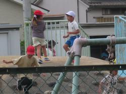 幼稚園庭で遊ぶ1年生