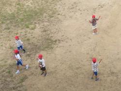 幼稚園庭で遊ぶ1年生