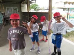 幼稚園庭で遊ぶ1年生