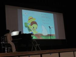 『バッタくんのおくりもの』は、2017年「ムジカドルチェ」の10周年を記念して制作した創作絵本です。
