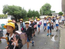 4年生ACNゴルフ見学に出発