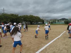 5年生紅白対抗ドッジビー大会の様子