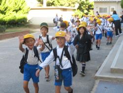 2年生校外学習に出発