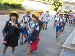 2年生校外学習に出発